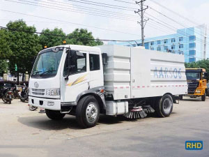 Broom sweeper truck